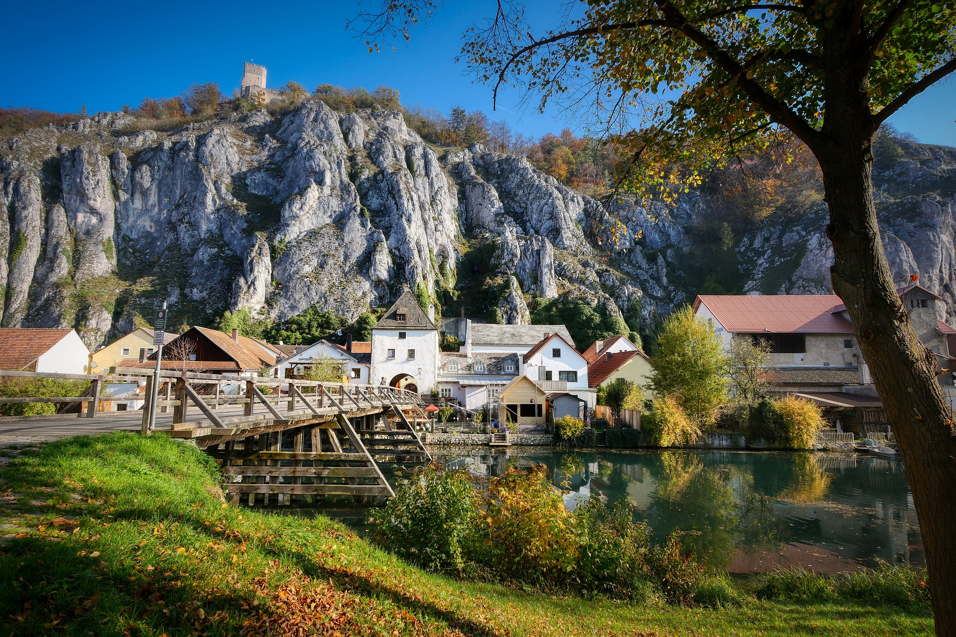 Ort Essing im Altmühltal mit Felsen und Fluss – Ausflugsziel für Gäste der Ferienwohnung Dorfzauber