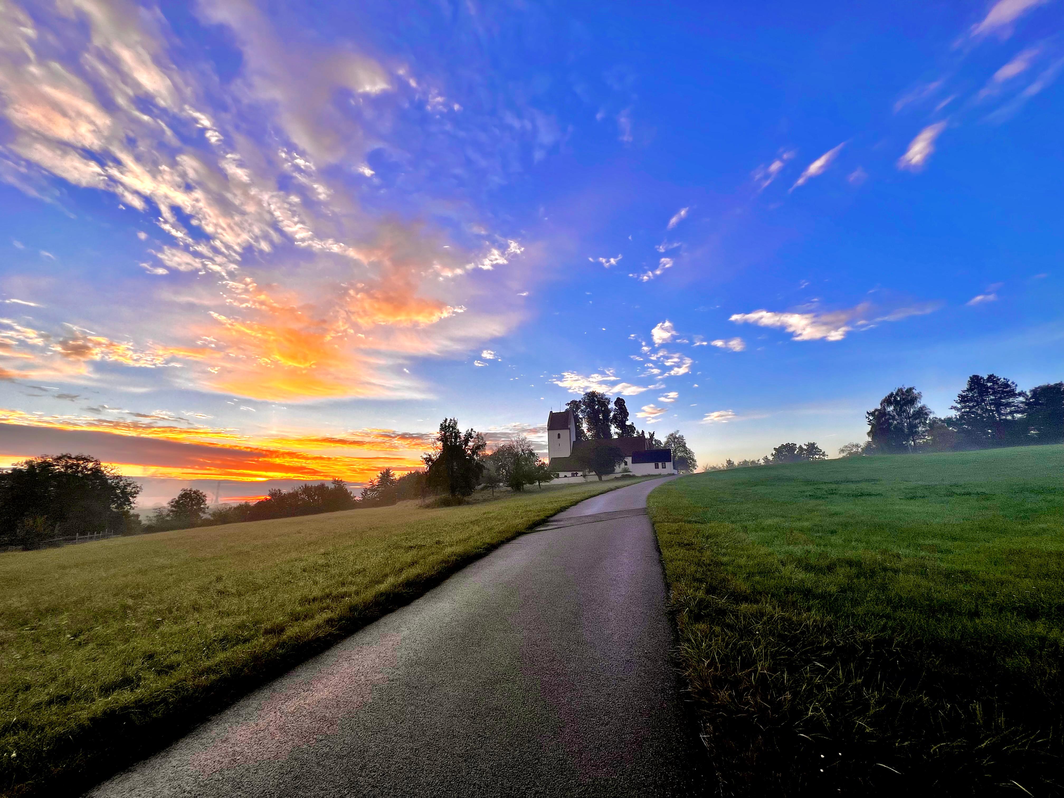 Kirche in Joshofen bei Sonnenuntergang – Ausflugsziel unweit der Ferienwohnung Dorfzauber Neuburg