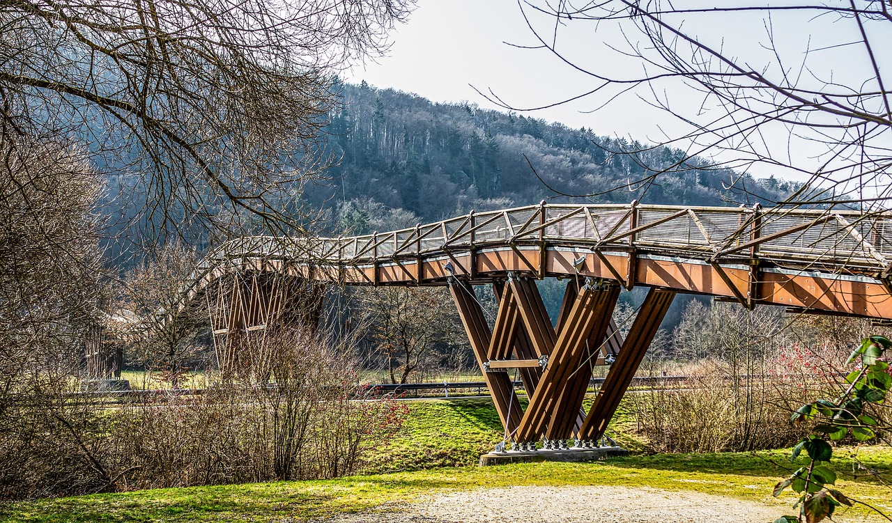 Holzbrücke Tatzlwurm in Essing – architektonisches Highlight nahe der Ferienwohnung Dorfzauber