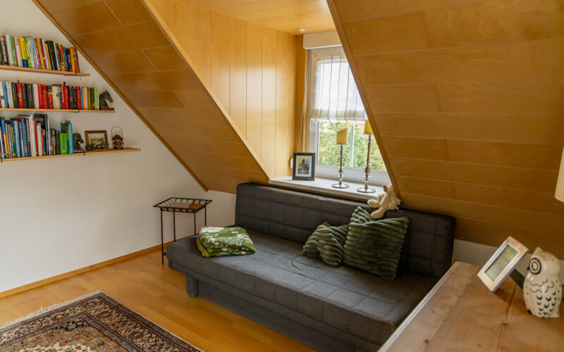 Heller Wohnbereich der Ferienwohnung Dorfzauber in Joshofen Gemütliche Sitzecke mit Couch und Fernseher in Neuburger Ferienwohnung