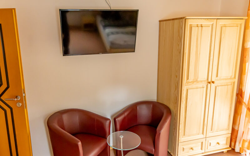 Gemütliche Sitzecke und Fernseher im Gästezimmer der Ferienwohnung Gemütliche Sitzecke und Fernseher im Gästezimmer der Ferienwohnung