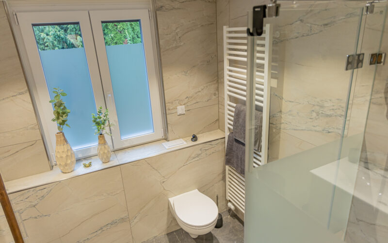 Ebenerdiger Duschbereich im Badezimmer Ebenerdiger Duschbereich im Badezimmer