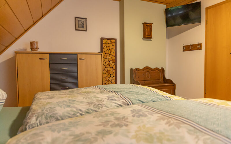 Schlafzimmer mit Doppelbett und Dachfenster Schlafzimmer mit Doppelbett und Dachfenster