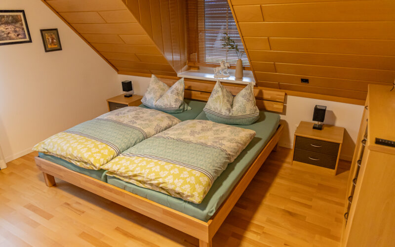 Gemütliches Schlafzimmer mit Doppelbett unter der Dachschräge Gemütliches Schlafzimmer mit Doppelbett unter der Dachschräge