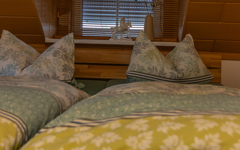 Schlafzimmer mit Doppelbett und warmer Holzgestaltung Schlafzimmer mit Doppelbett und warmer Holzgestaltung