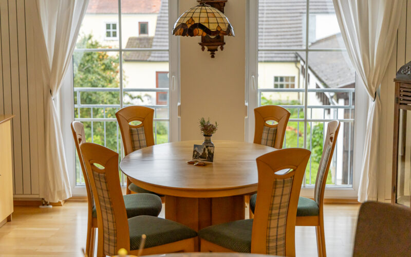 Gemütlicher runder Esstisch in der Ferienwohnung Dorfzauber Gemütlicher runder Esstisch in der Ferienwohnung Dorfzauber