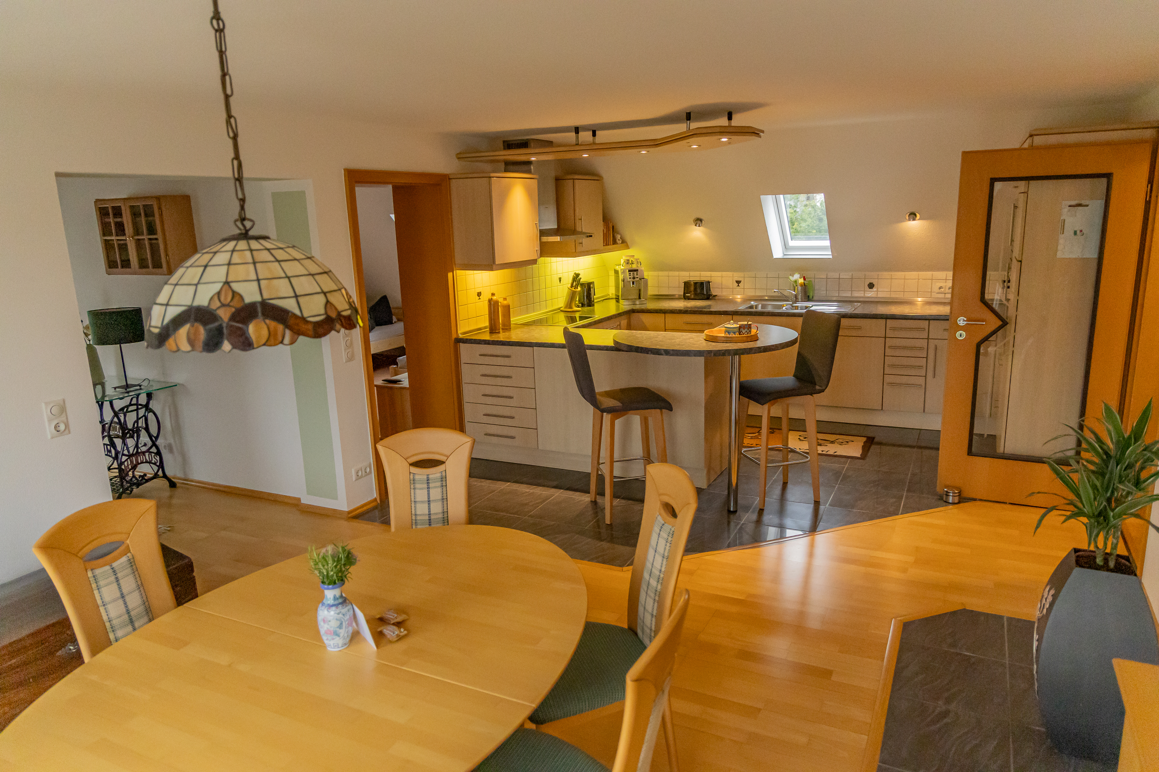 Gemütliche Küche und Essbereich der Ferienwohnung Dorfzauber in Neuburg an der Donau