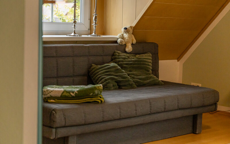 Ruhiger Sitzplatz am Fenster der Ferienwohnung Ruhiger Sitzplatz am Fenster der Ferienwohnung