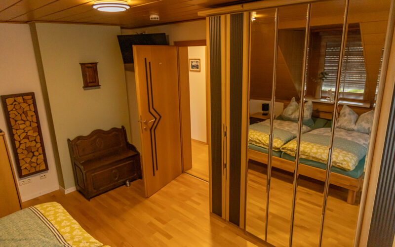 Großer Kleiderschrank mit Spiegelfront im Hauptschlafzimmer der Ferienwohnung Dorfzauber Großer Kleiderschrank mit Spiegelfront im Hauptschlafzimmer der Ferienwohnung Dorfzauber