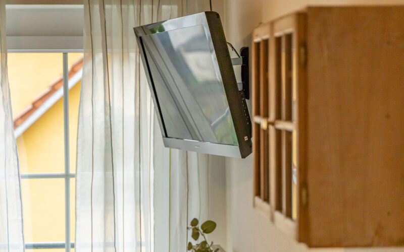 Fernseher im hellen Wohnbereich Fernseher im hellen Wohnbereich