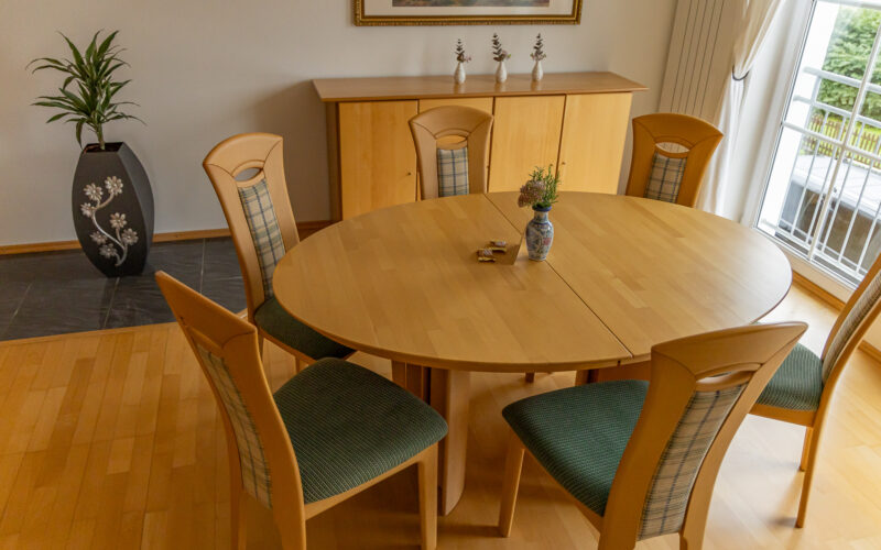 Essbereich der Ferienwohnung mit rundem Tisch Essbereich der Ferienwohnung mit rundem Tisch