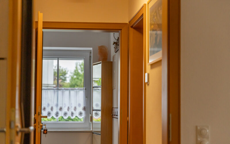 Flur der Ferienwohnung mit Blick zur Eingangstüre Flur der Ferienwohnung mit Blick zur Eingangstüre