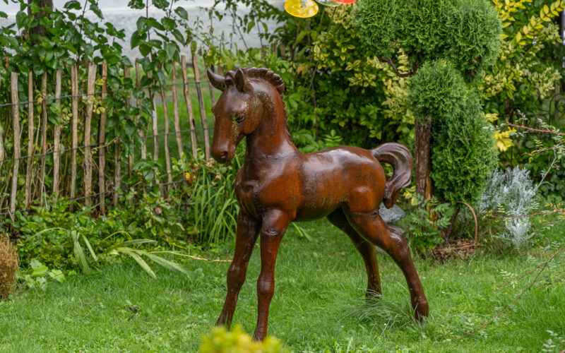 Dekoration im Garten der Ferienwohnung Dorfzauber Garten mit Pferdefigur bei der Ferienwohnung Dorfzauber